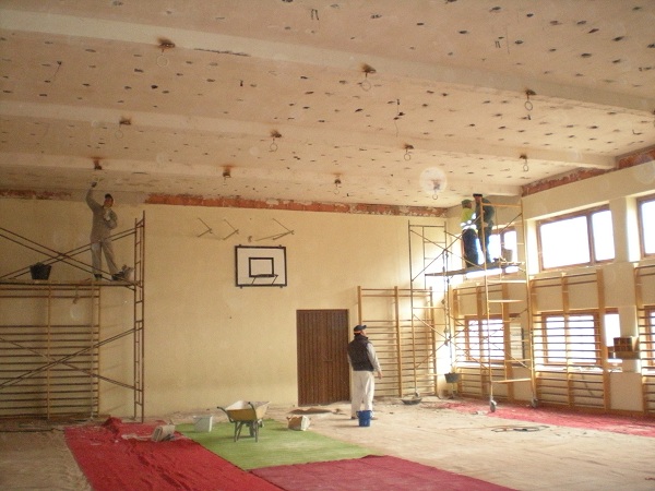 Interior del Gimnasio del CP Jos Ramn Villa - Tapado de huecos de sujecion del flaso techo de escayola deteriorado.